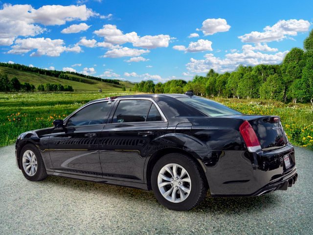 Used 2015 Chrysler 300 Limited RWD image 4