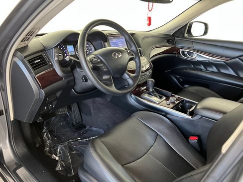 Used 2017 INFINITI Q70 3.7 RWD image 19