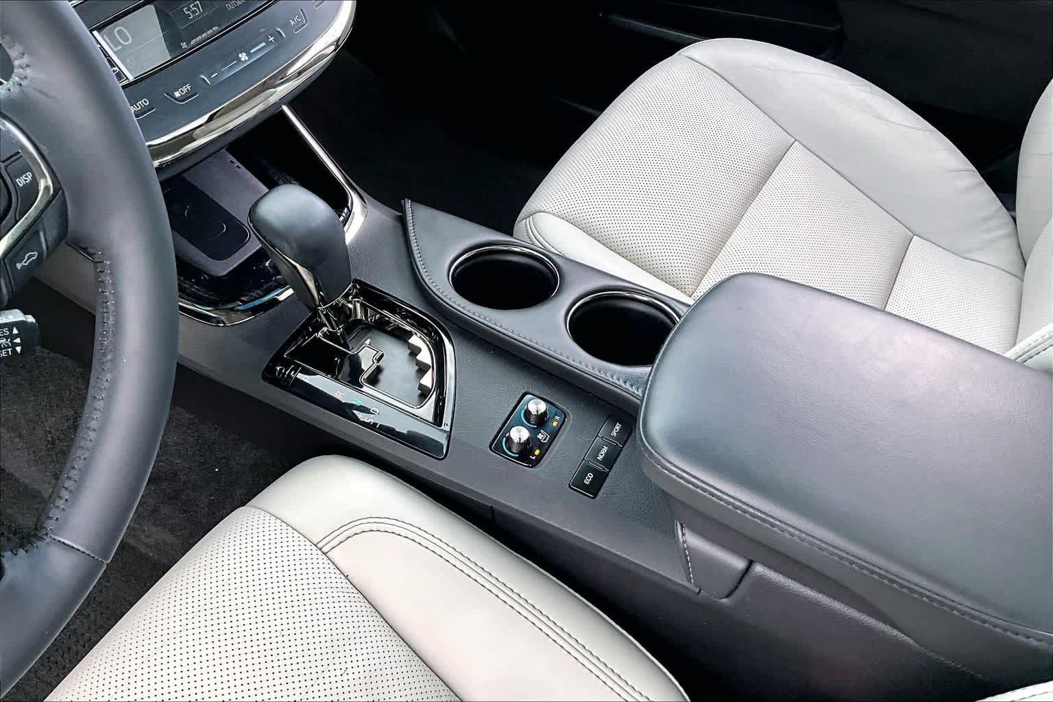 Used 2016 Toyota Avalon Limited w/ Toyota Safety Sense Package FWD image 17