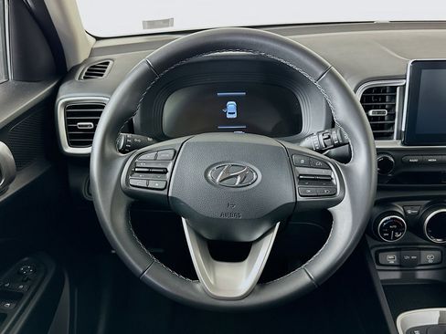Used 2025 Hyundai Venue SEL image 18