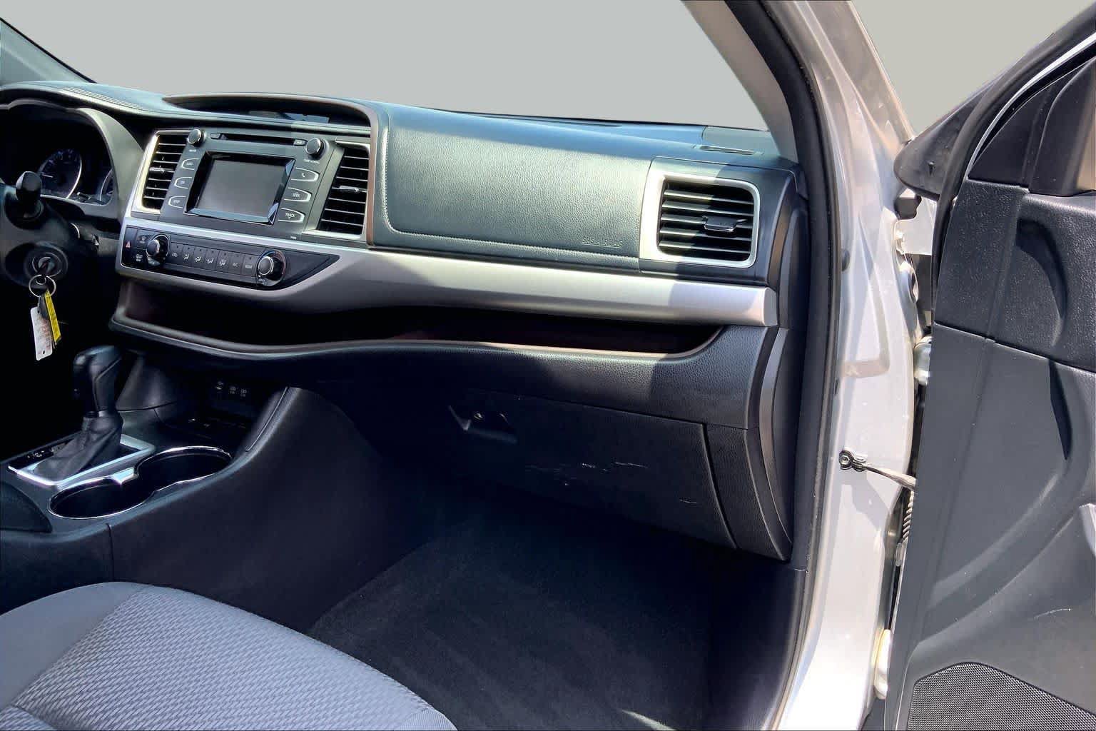 Used 2017 Toyota Highlander LE FWD image 17