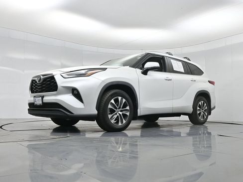Used 2023 Toyota Highlander XLE AWD/4WD image 48