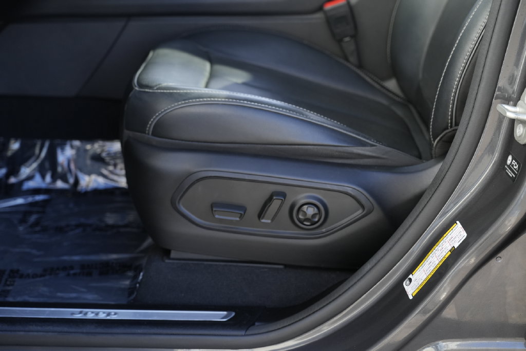Used 2023 Jeep Grand Cherokee Overland AWD/4WD image 18