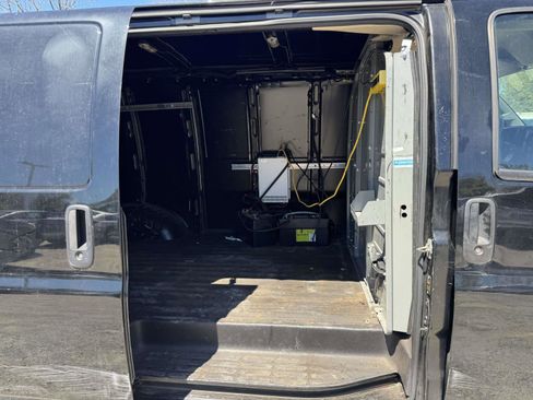 Used 2017 Chevrolet Express 2500 RWD image 9