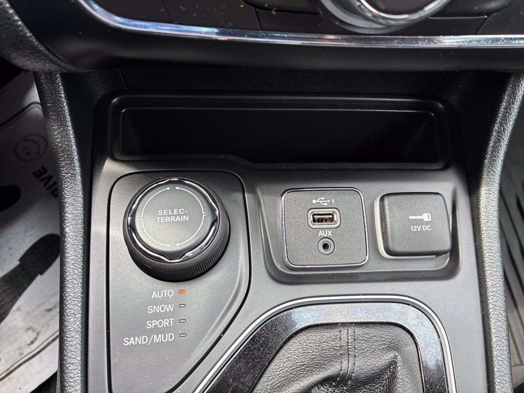 Used 2023 Jeep Cherokee Altitude Lux w/ Mopar Interior Package AWD/4WD image 28