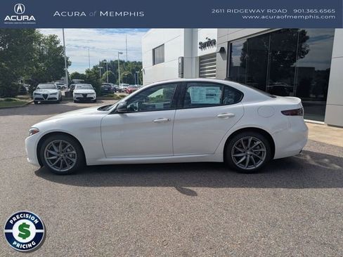 Used 2025 Alfa Romeo Giulia AWD image 3