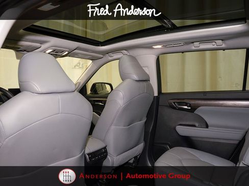 Used 2024 Toyota Highlander Platinum FWD image 10