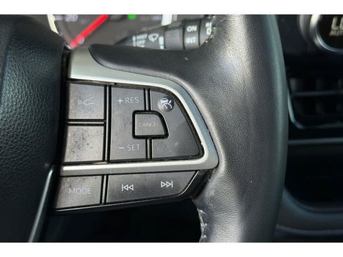 Used 2022 Toyota Highlander LE AWD/4WD image 29