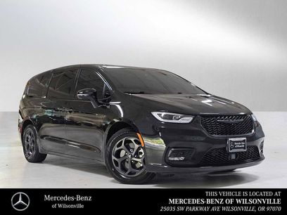 Used 2022 Chrysler Pacifica Touring-L w/ Uconnect Theater Family Group