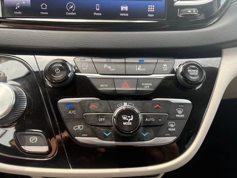 Used 2024 Chrysler Pacifica Touring-L FWD image 10