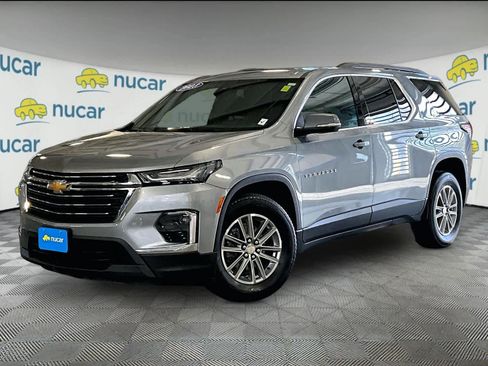 Used 2023 Chevrolet Traverse LT image 3