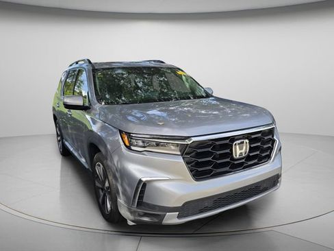 Used 2025 Honda Pilot Touring image 4