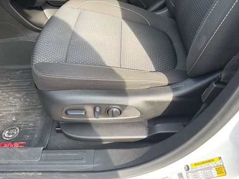 Used 2023 GMC Acadia SLE w/ Driver Convenience Package image 15