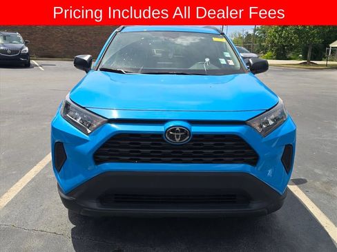 Used 2020 Toyota RAV4 LE FWD image 2