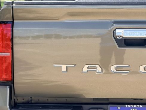 Used 2025 Toyota Tacoma Limited AWD/4WD image 9