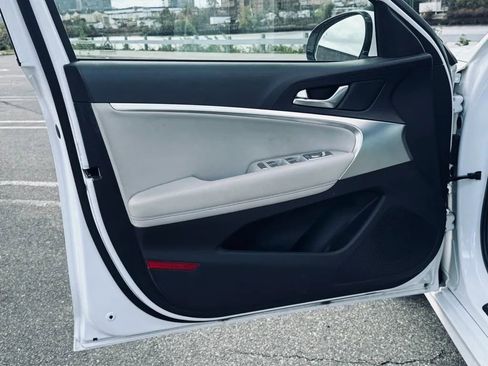 Used 2023 Genesis G70 2.0T image 7