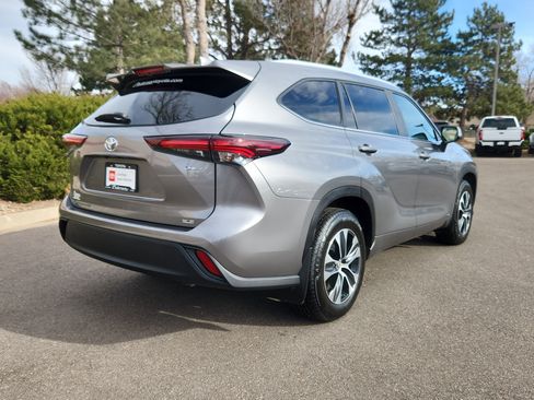 Certified 2025 Toyota Highlander XLE image 2