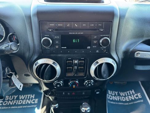 Used 2018 Jeep Wrangler Unlimited Rubicon w/ Connectivity Group image 21