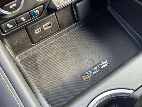 Used 2024 GMC Yukon SLT image 36