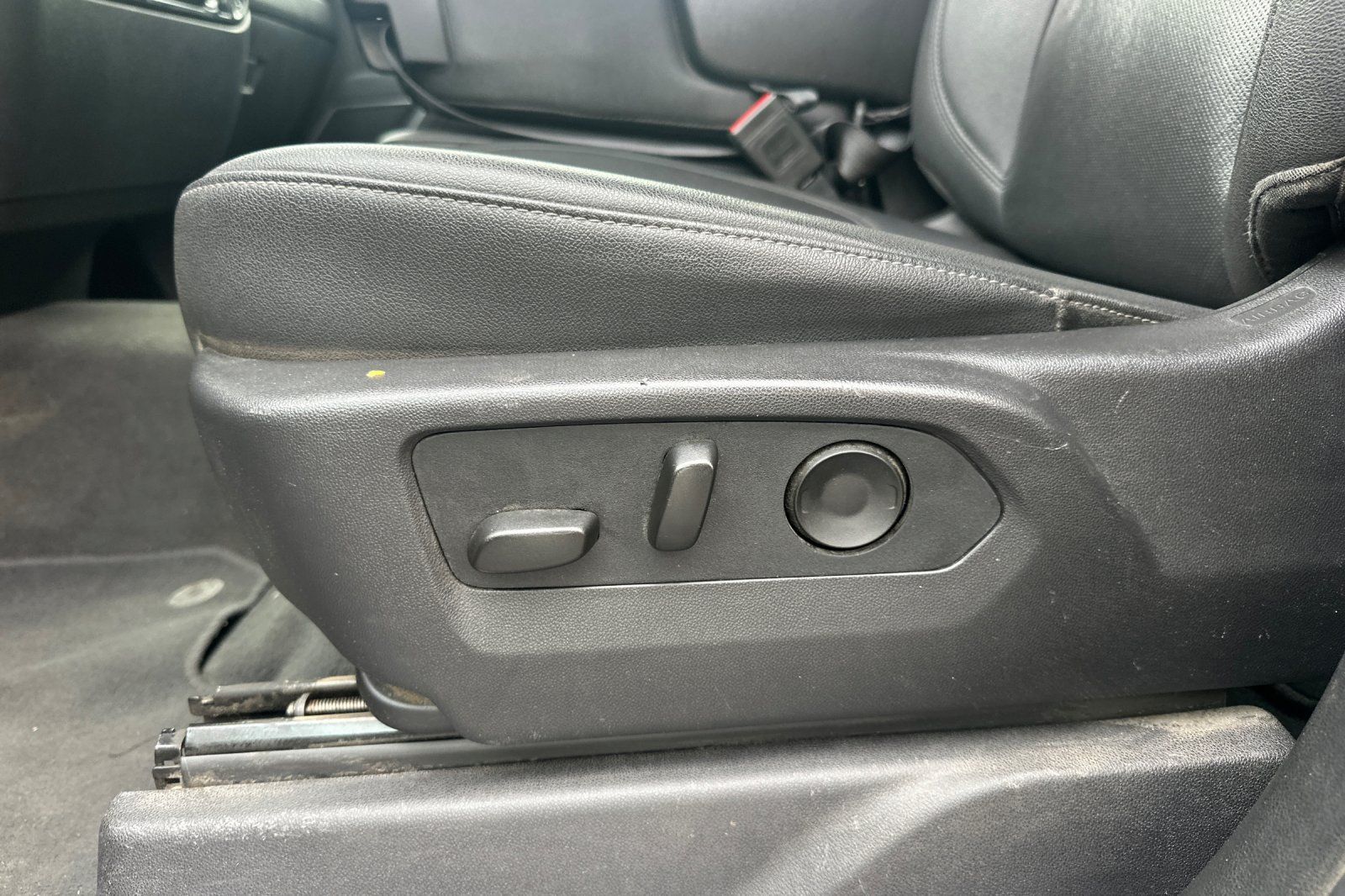 Used 2025 GMC Sierra 1500 SLT AWD/4WD image 13