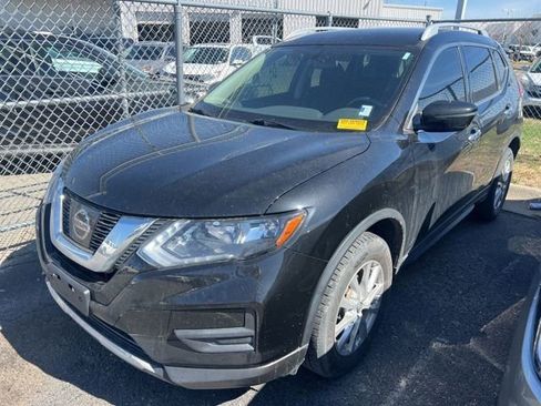 Used 2017 Nissan Rogue SV image 3
