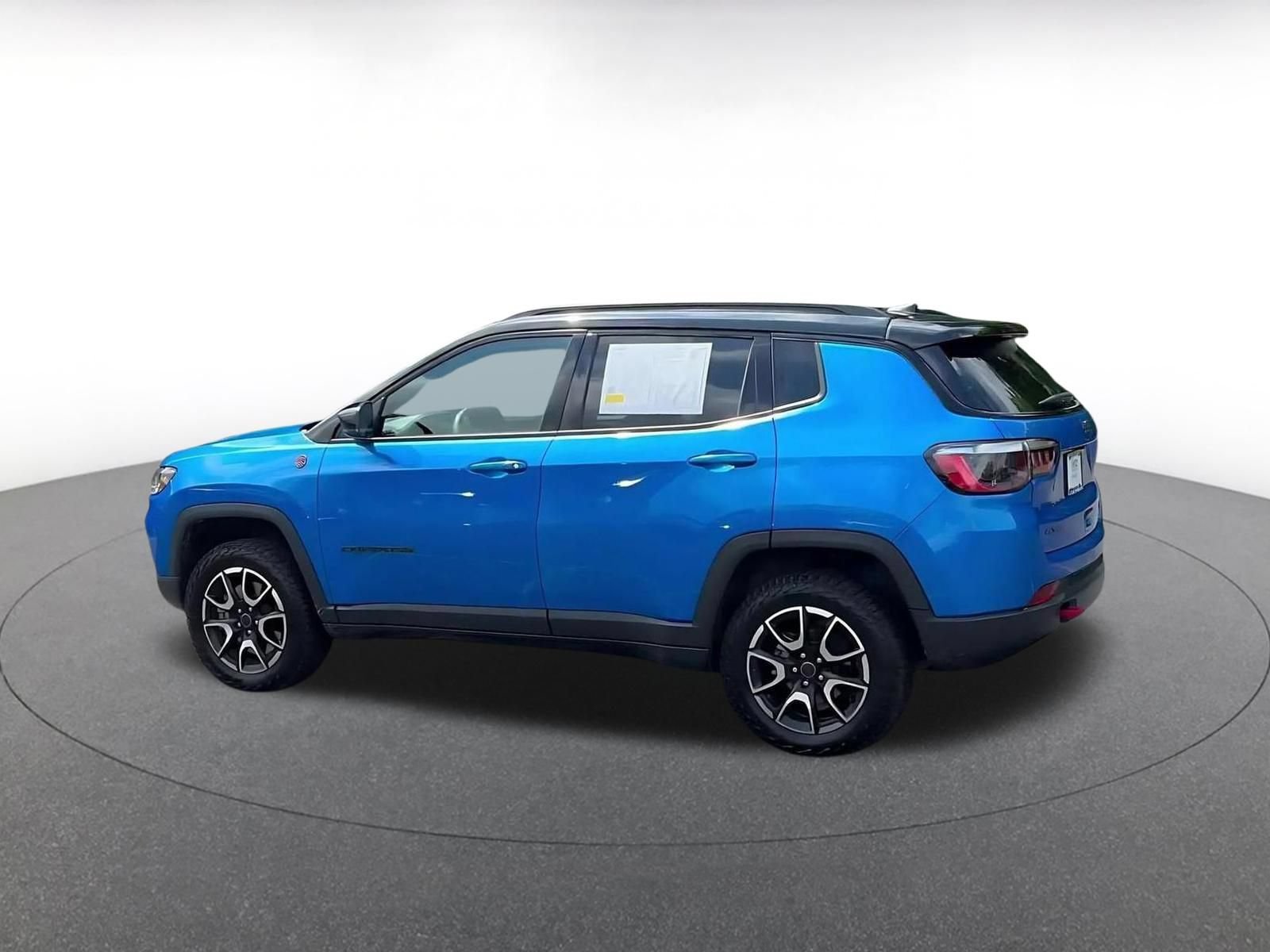 Used 2025 Jeep Compass Trailhawk AWD/4WD image 9