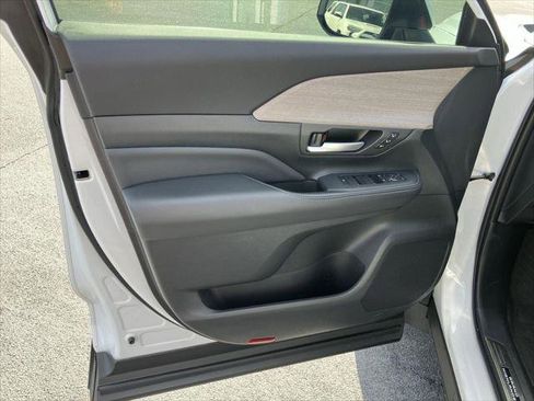 Certified 2025 Toyota Grand Highlander FWD image 16