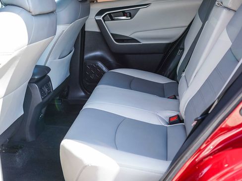 Used 2022 Toyota RAV4 XLE Premium image 20