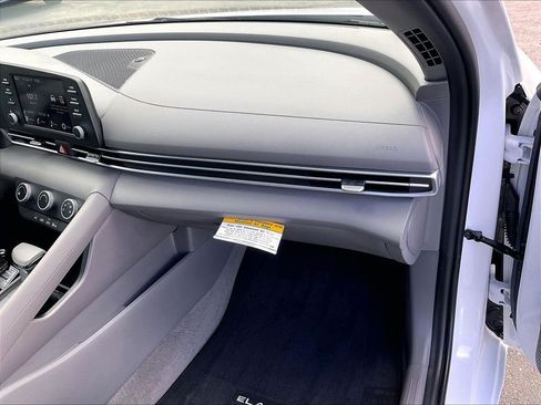 Used 2025 Hyundai Elantra SE FWD image 13