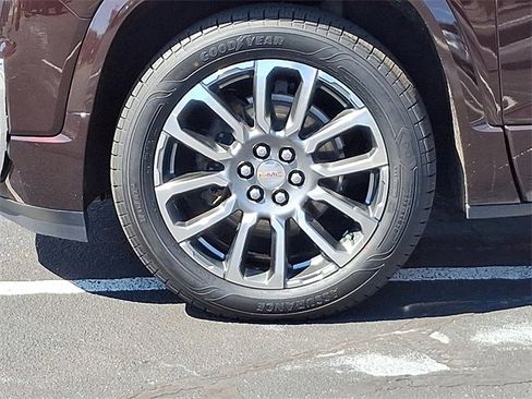 Used 2021 GMC Acadia Denali w/ Denali Technology Package image 8