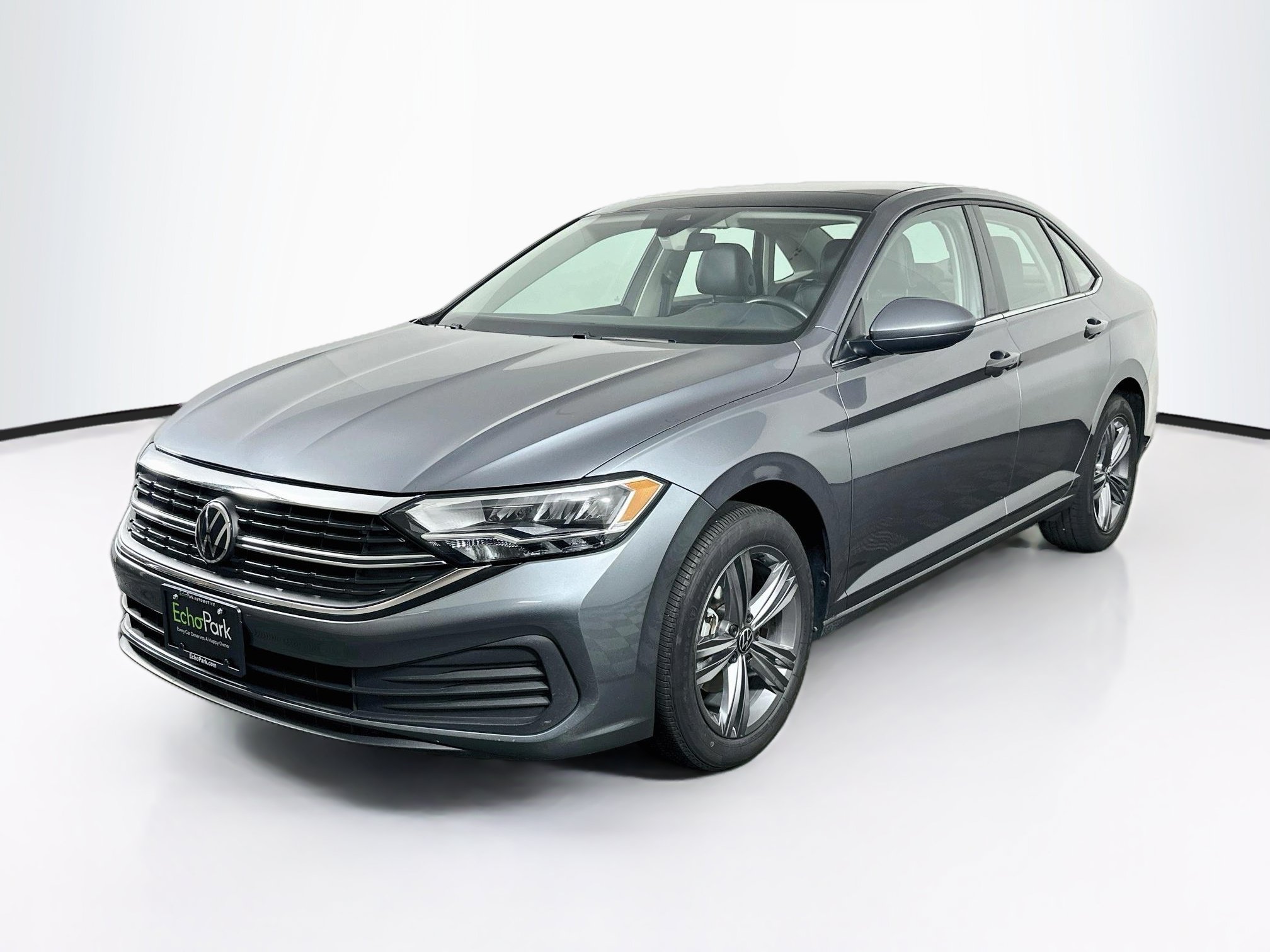 Used 2024 Volkswagen Jetta SE FWD image 3