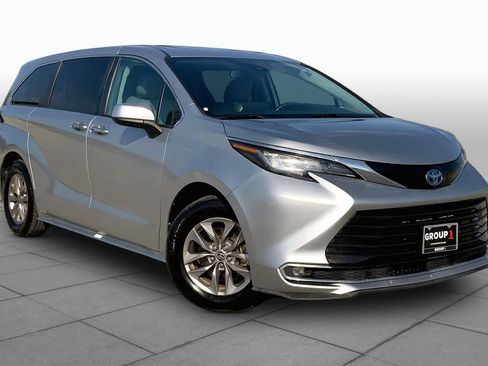 Used 2022 Toyota Sienna XLE FWD image 3