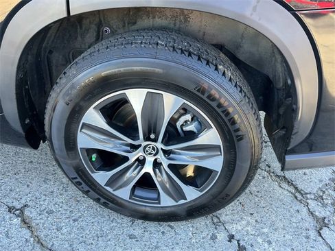 Used 2024 Toyota Highlander LE image 11