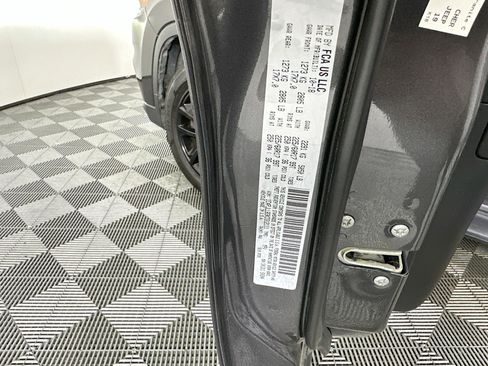 Used 2019 Jeep Cherokee Latitude Plus image 12