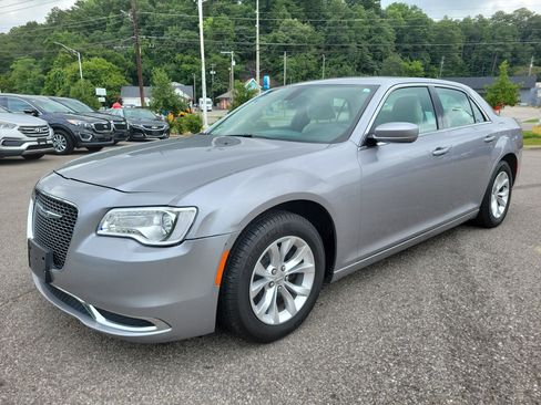 Used 2016 Chrysler 300 Limited RWD image 3