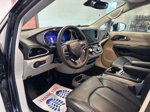 Used 2024 Chrysler Pacifica Touring-L image 25