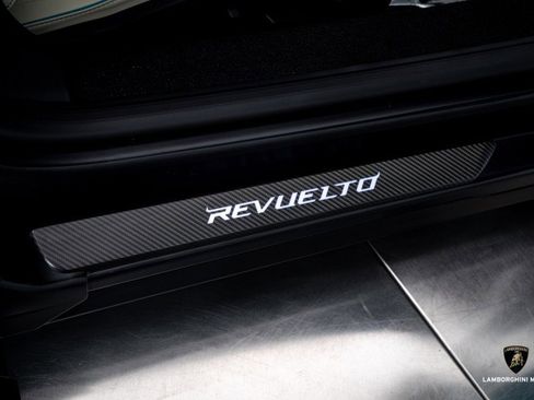 Used 2025 Lamborghini Revuelto image 50