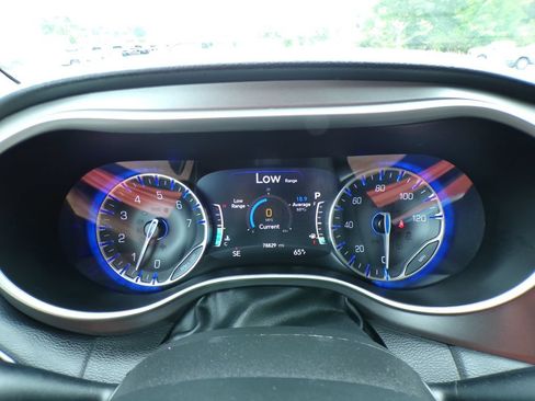Used 2023 Chrysler Pacifica Touring-L FWD image 15