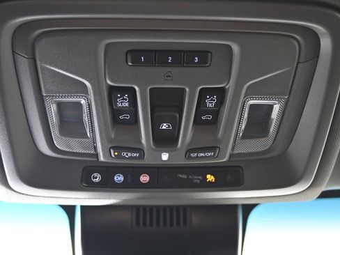 Used 2025 Chevrolet Silverado 1500 LTZ AWD/4WD image 34