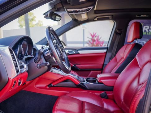 Used 2017 Porsche Cayenne S image 8