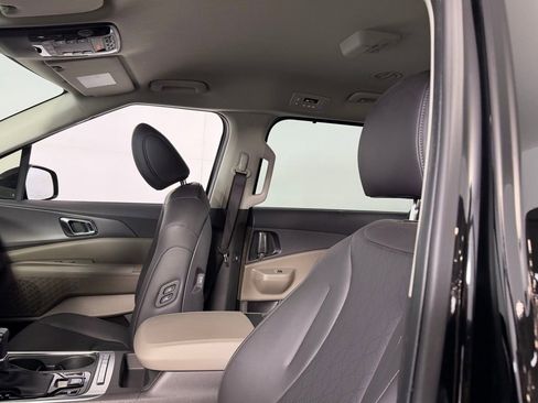 Used 2025 Kia Carnival EX image 25