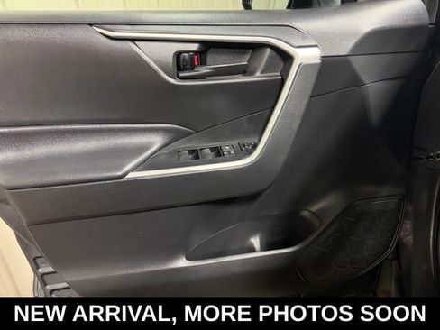 Used 2021 Toyota RAV4 LE FWD image 12