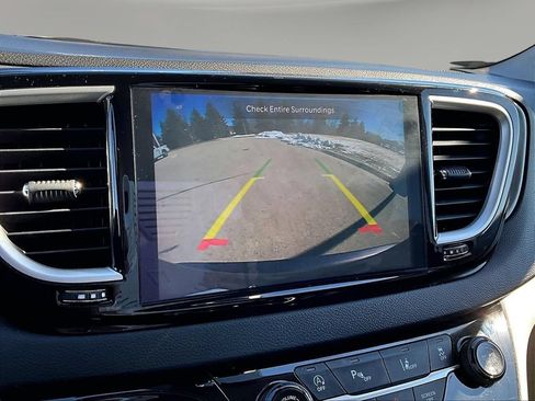 Used 2023 Chrysler Pacifica Touring-L FWD image 18