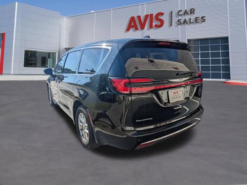 Used 2025 Chrysler Pacifica Select FWD image 9