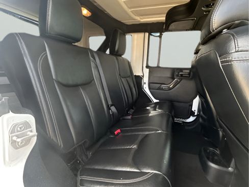 Used 2015 Jeep Wrangler Unlimited Sahara w/ Connectivity Group AWD/4WD image 11