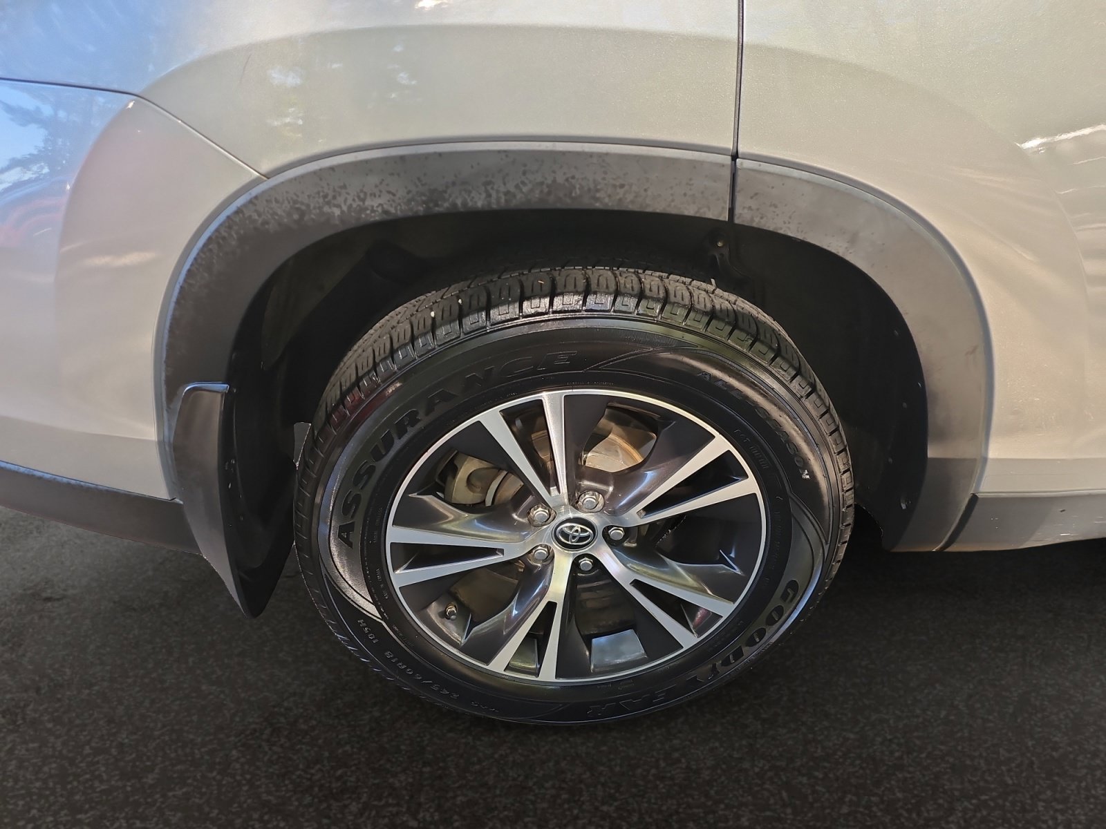 Used 2019 Toyota Highlander Plus AWD/4WD image 41