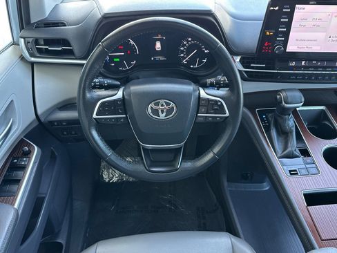 Used 2022 Toyota Sienna XLE image 15