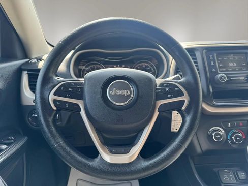 Used 2016 Jeep Cherokee Sport FWD image 18