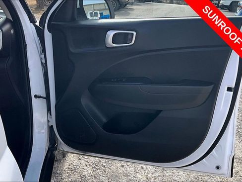 Used 2025 Hyundai Venue SEL FWD image 21