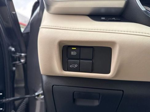 Used 2024 Toyota Highlander XLE AWD/4WD image 27